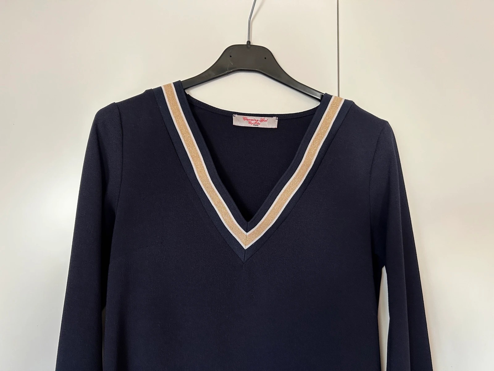 Vestido azul-marinho com decote em V – photo 2